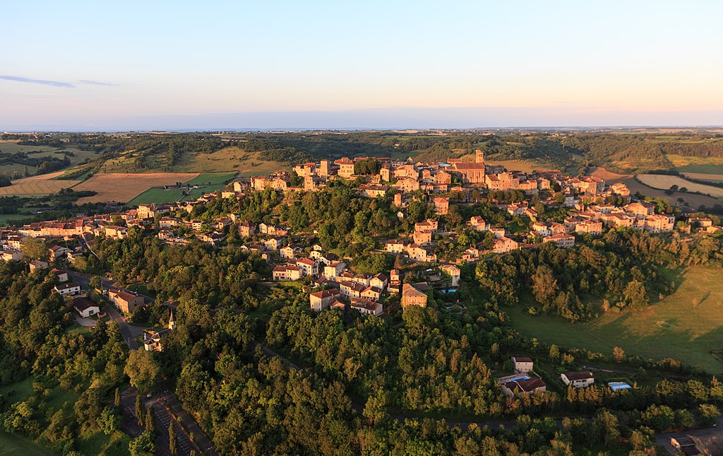 Cordes sur ciel llamado Cordes en el cielo muy alto en un arco