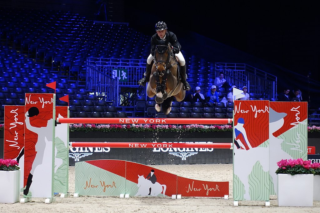 Espectáculo de caballos de París con show jumper en pleno apogeo por encima del salto de la cámara