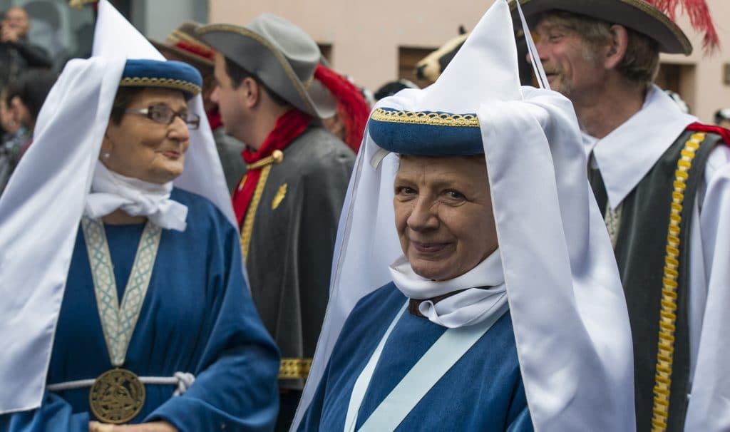 Festival de Turquía Licques que muestra a dos mujeres con trajes azules y blancos con extraños tocados