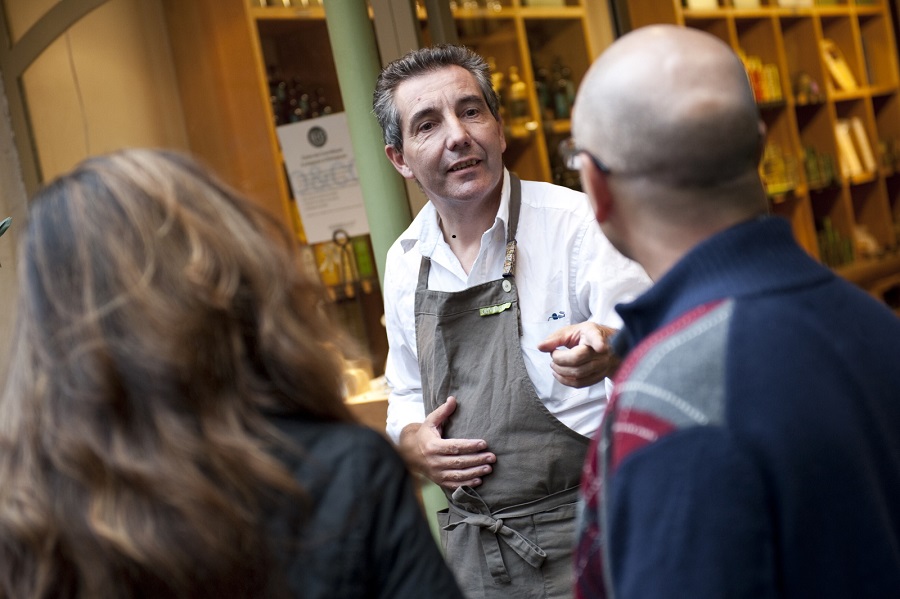 Un tendero en París hablando con los clientes.