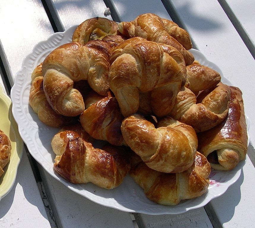 Un plato redondo de croissants