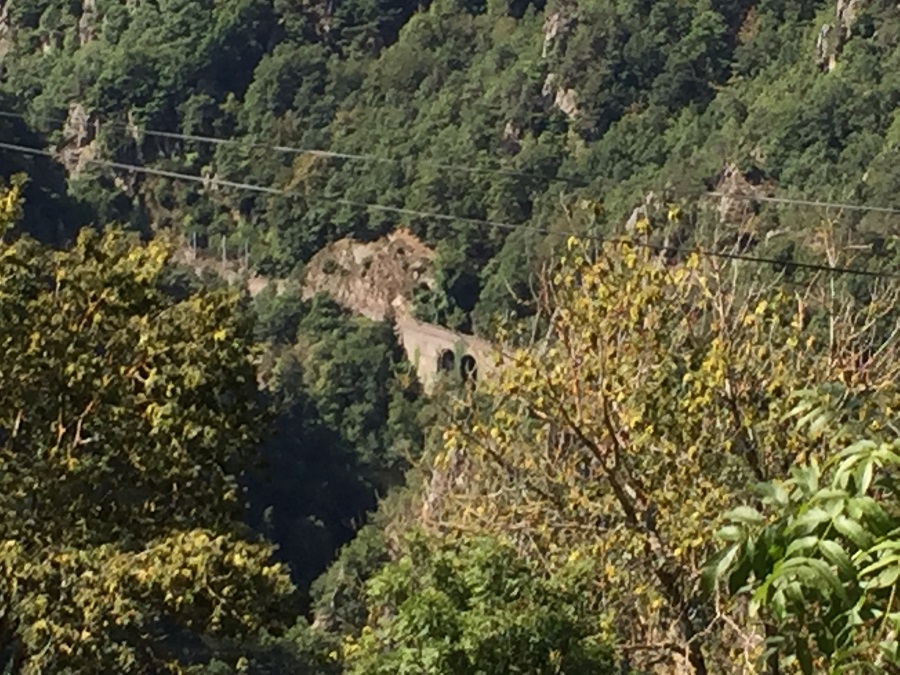 Mirando hacia abajo sobre el viaducto y la línea de tren distante encerrada en las gargantas del Allierl