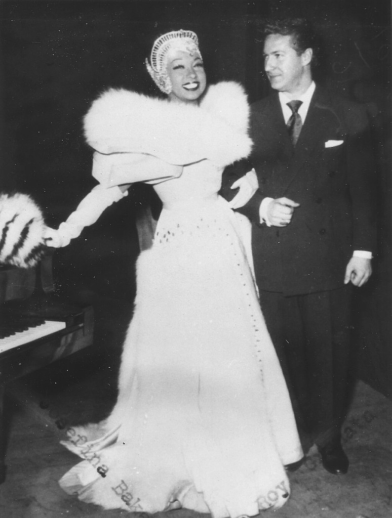 Josephine Baker y Roy Granata con un hermoso vestido blanco con grandes mangas abullonadas