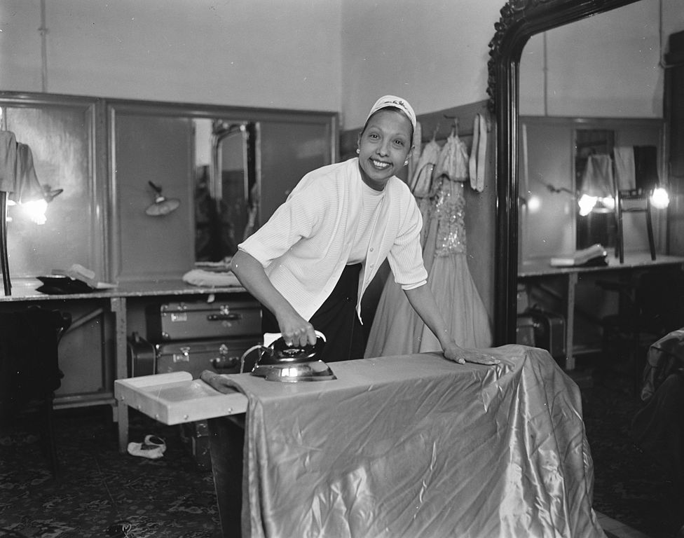 Una fotografía en blanco y negro de Josephine Baker planchando en su vestidor