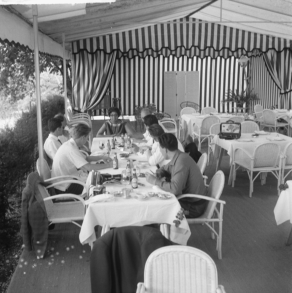 Josephine Baker y amigos en una gran carpa y mesas con ropa blanca