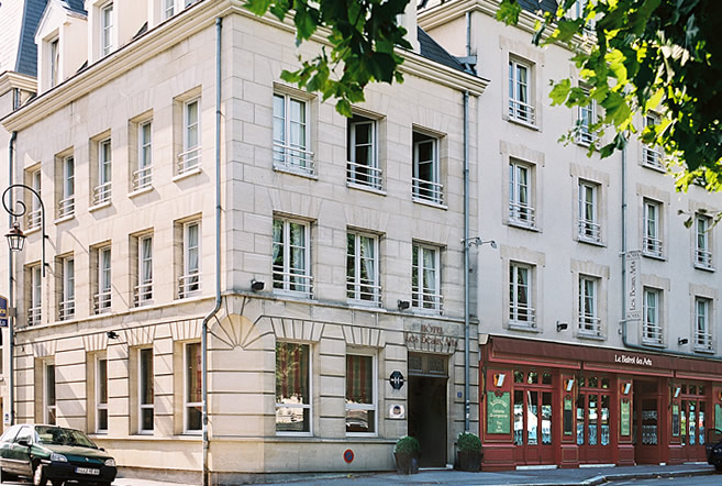 Una vista del Hotel Les Beaux Arts en Compiègne. Vista de esquina de un edificio neoclásico blanco de 3 pisos con bistró contiguo