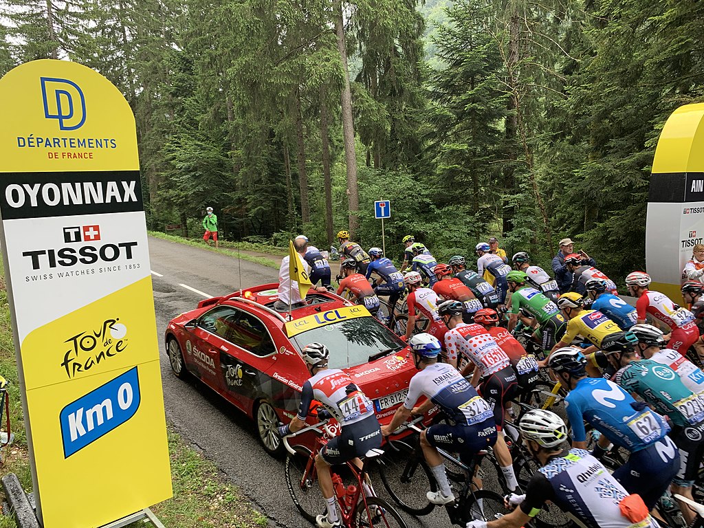 Tour de France 2021 vista desde arriba con un auto rojo entre muchos ciclistas