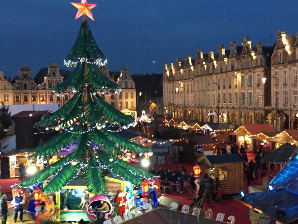 Mercado navideño de Arras con árbol de Navidad delante y detrás de la plaza de Arras por la noche