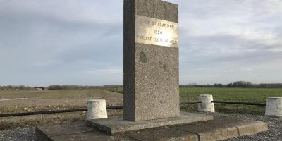 Bloque de granito gris macizo con letrero de latón grabado Le Camp du Drap d'Or, fecha y Campo del Paño de Oro