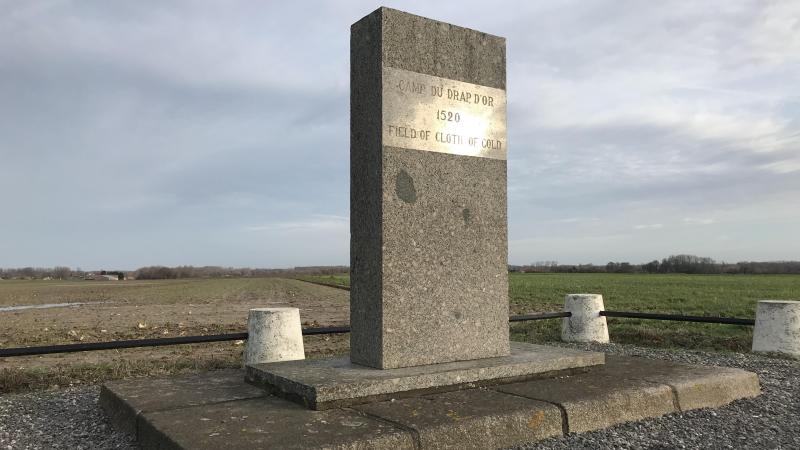 Bloque de granito gris macizo con letrero de latón grabado Le Camp du Drap d'Or, fecha y Campo del Paño de Oro