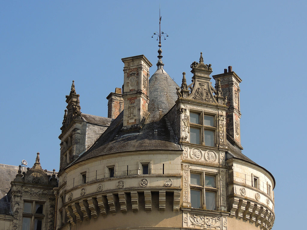 Torre con ventanas renacentistas y almenas en el chateau du lude