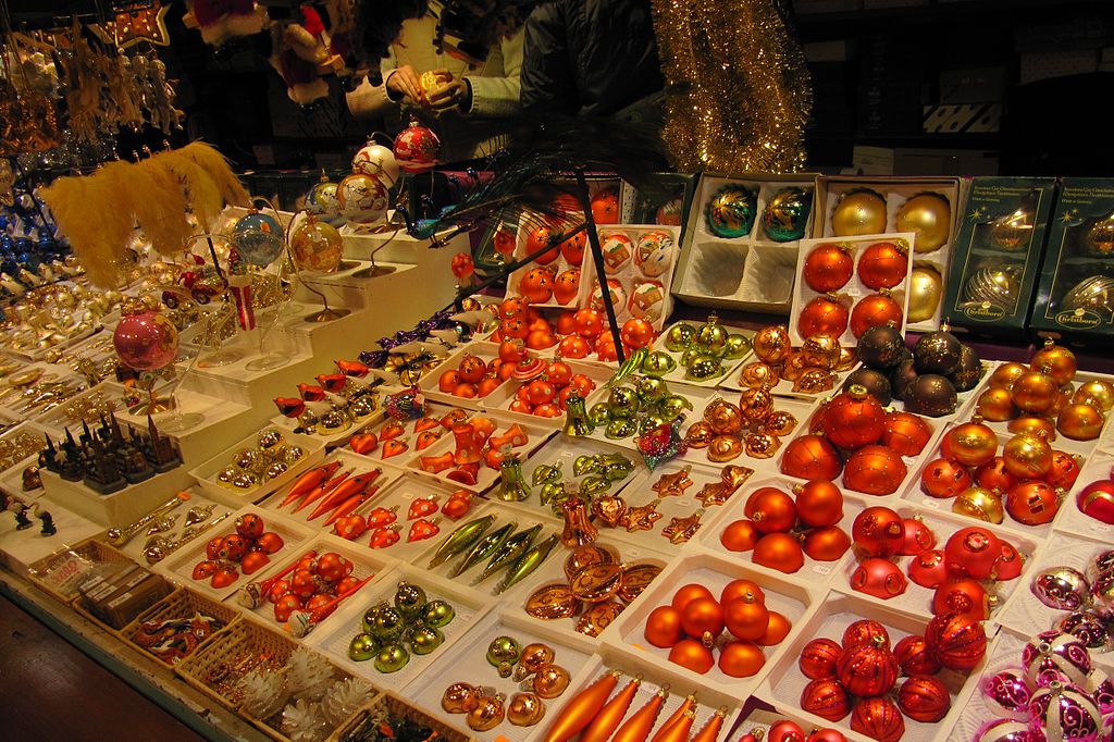 Adornos navideños muy luminosos en un stand 