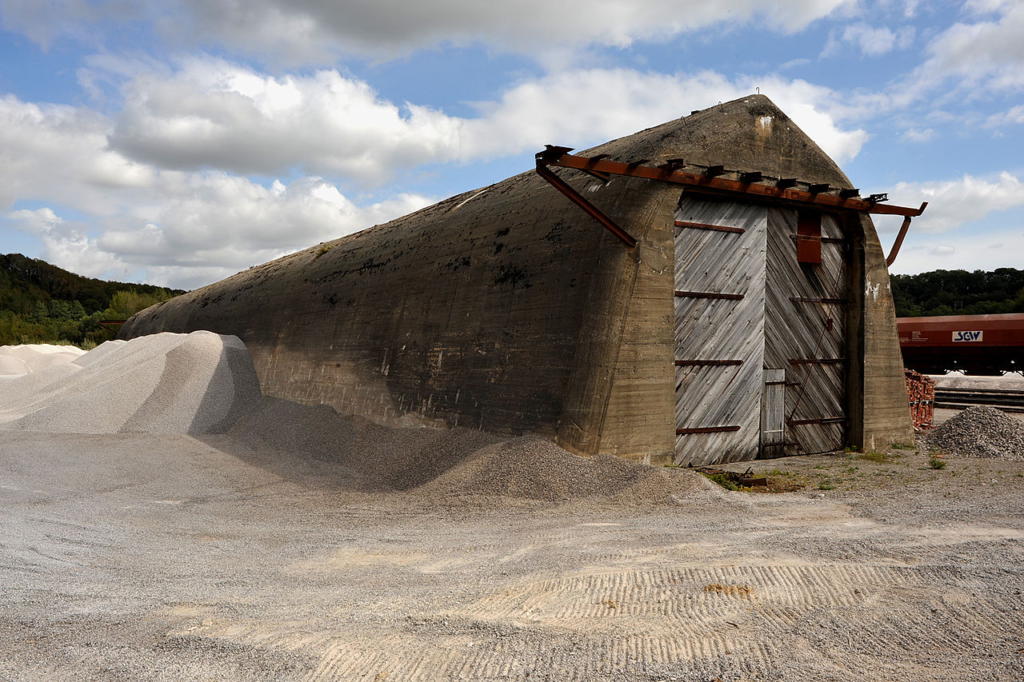 Un dombunker construido en 1940 en la costa de Calais que muestra un búnker de hormigón en cuclillas medio cubierto de arena