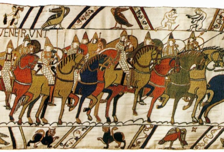 Tapiz de Bayeux con muchos soldados ingleses a caballo en colores cálidos con bestias en el panel inferior y pájaros y dos hombres luchando en el superior