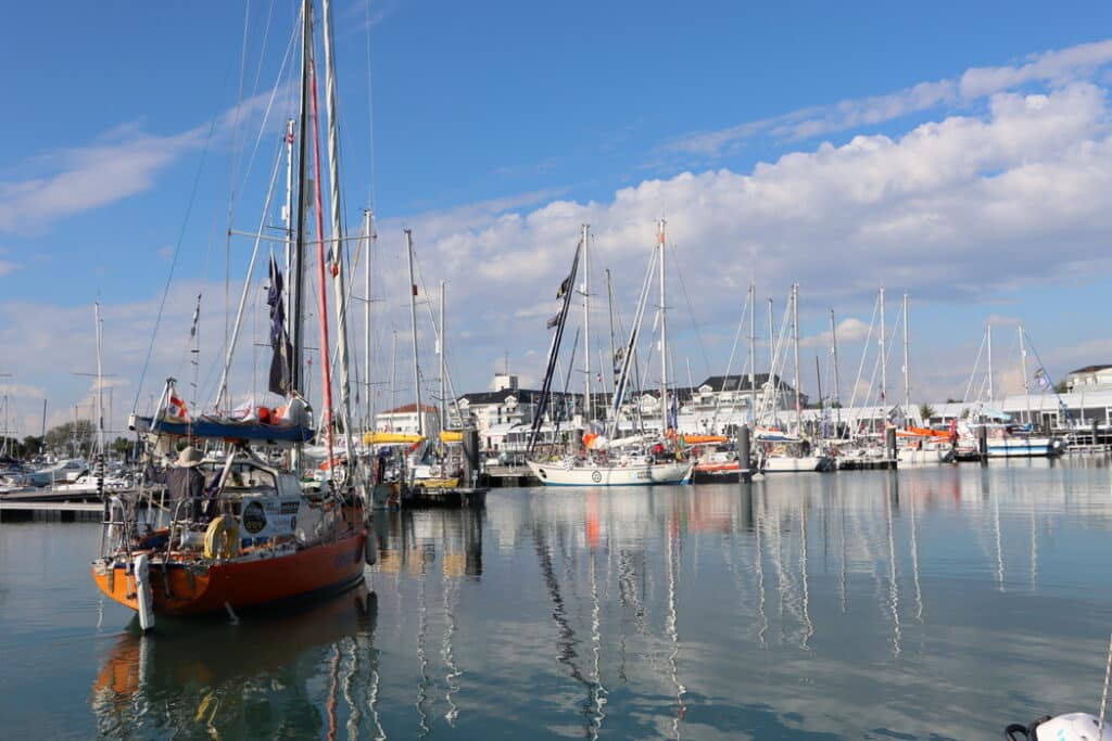 Veleros en Les Sables d'Olonne para GGR 2022 barcos no navegables anclados en el mar azul quieto