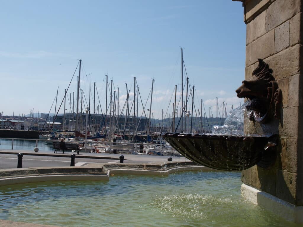 Fuente de Gijón de España en primer plano a la derecha, con muelle y yate detrás del inicio de GGR 2022