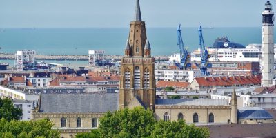 Echa un vistazo a la catedral de Calais con el puerto al fondo.