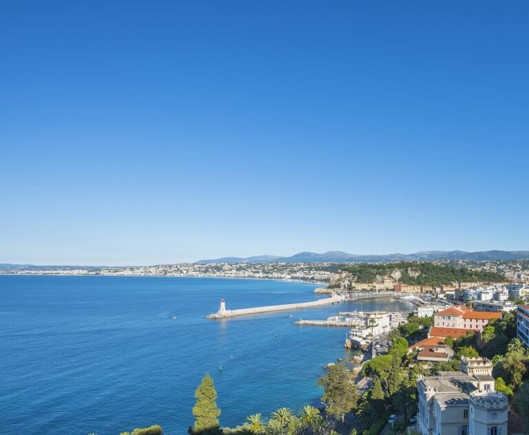 Vista aérea de Niza con mar