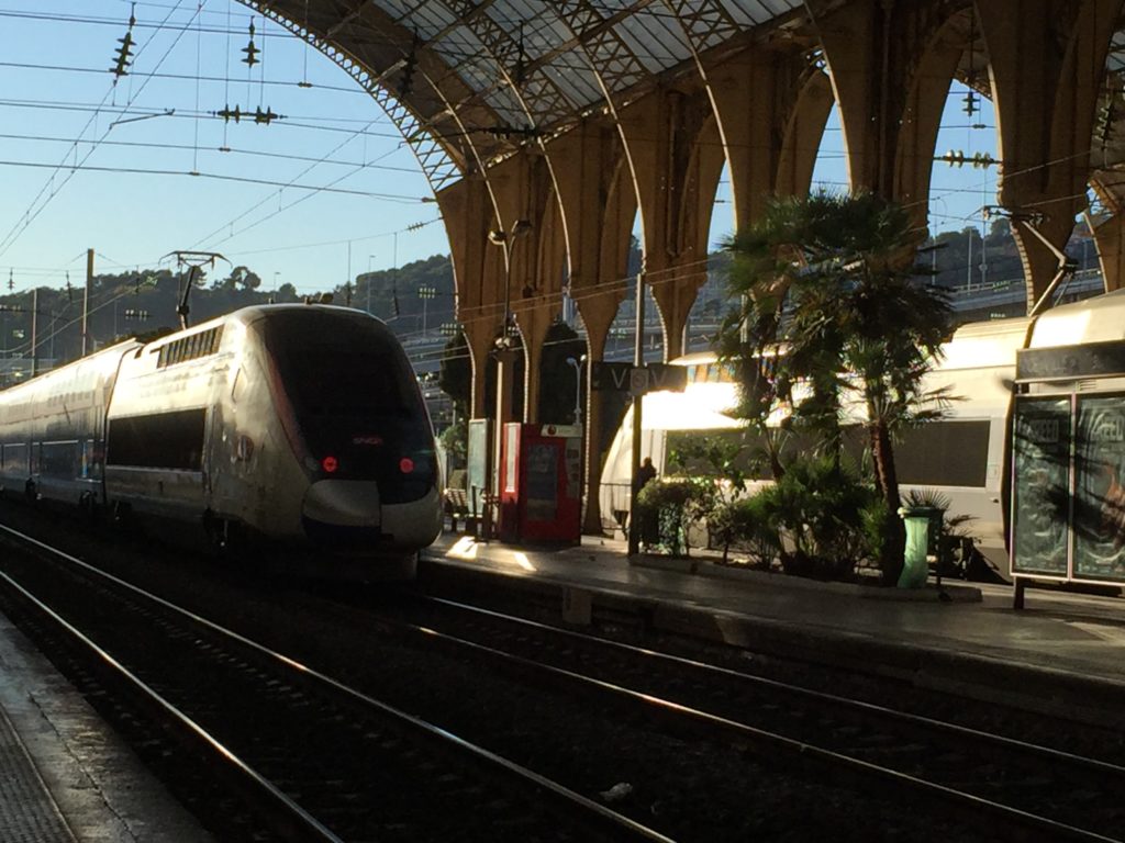 Un tren tirando hacia la estación de tren de Niza