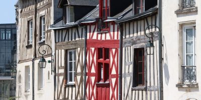 Casas renacentistas en Orleans. La cara de los tres colores, dos de gris en el lado de las casas de entramado de madera rojas