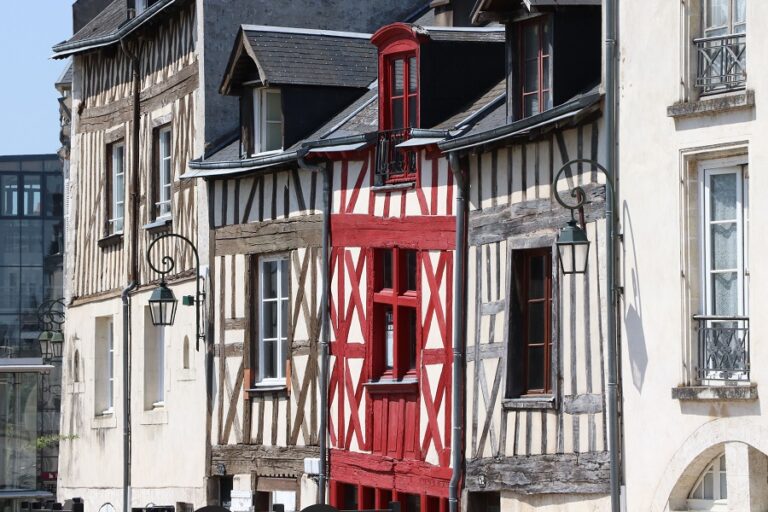 Casas renacentistas en Orleans. La cara de los tres colores, dos de gris en el lado de las casas de entramado de madera rojas