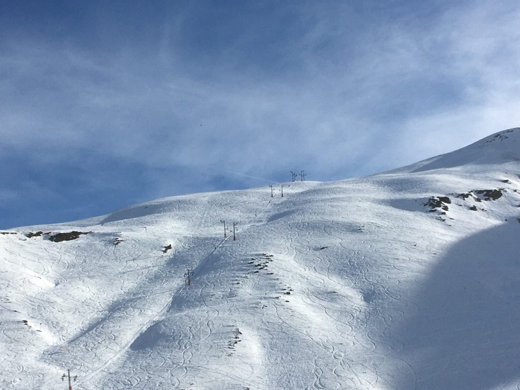 Estación de esquí de Gavarnie en los Pirineos con una pendiente suave cubierta de nieve