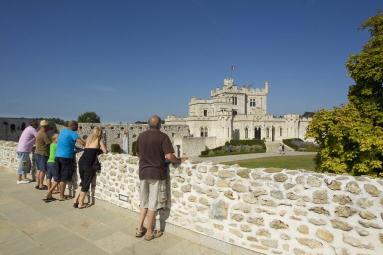 gente mirando por encima de una pared en Chateau Hardelot en la distancia