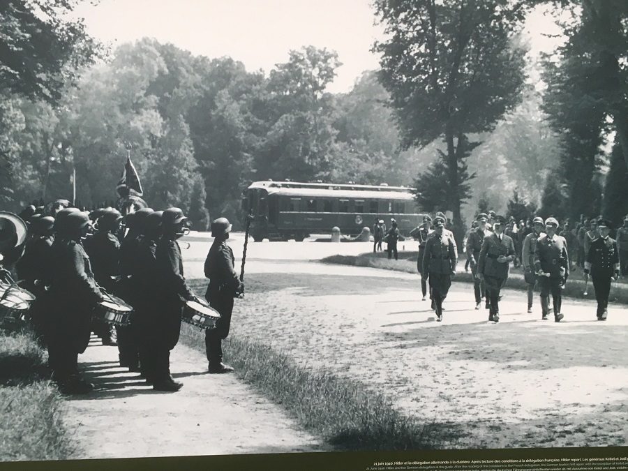 Una fotografía en blanco y negro de Hitler alejándose del vagón de tren donde se firmó el Armisticio de 1940