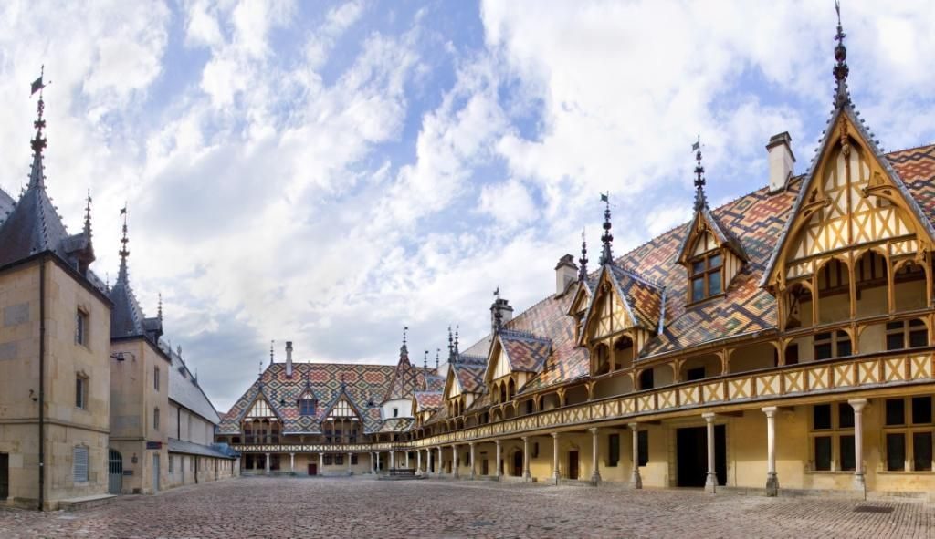 antiguos edificios del hospicio de beaune con azulejos de colores