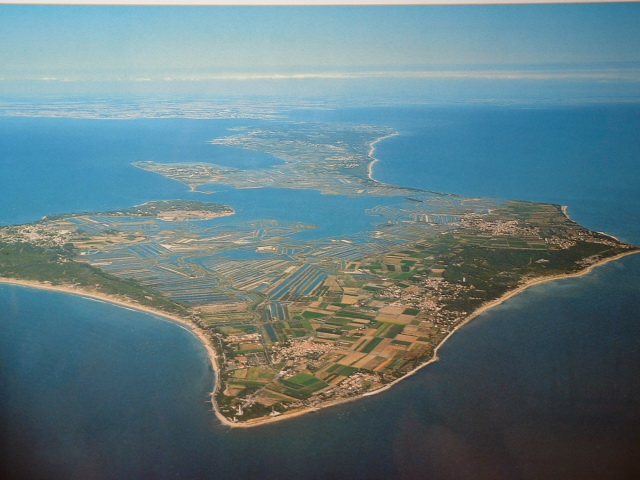 Vista aérea de Ile de Re en el mar azul con una isla que se extiende en la distancia