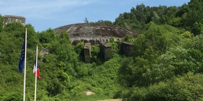 Cúpula de hormigón de La Coupole en la ladera de una colina