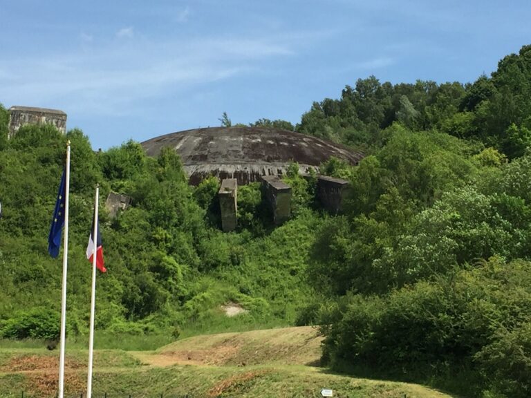 Cúpula de hormigón de La Coupole en la ladera de una colina