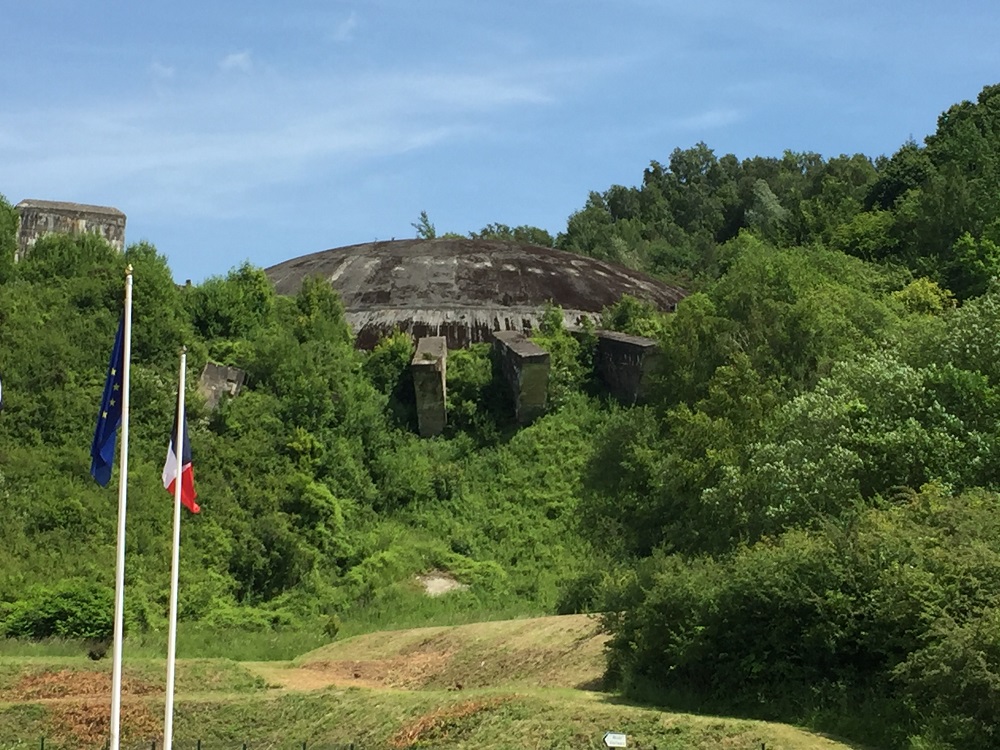 Cúpula de hormigón de La Coupole en la ladera de una colina 