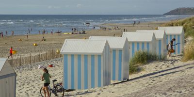 cabañas de playa de rayas azules y blancas en Hardelot