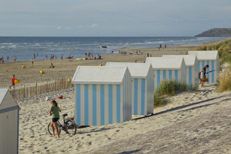 cabañas de playa de rayas azules y blancas en Hardelot