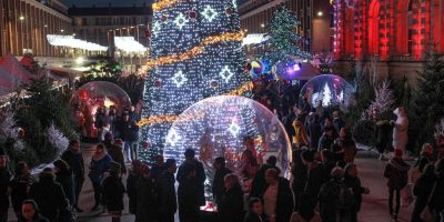 Árbol de Navidad gigante adorno medio abierto con gente dentro en amiens