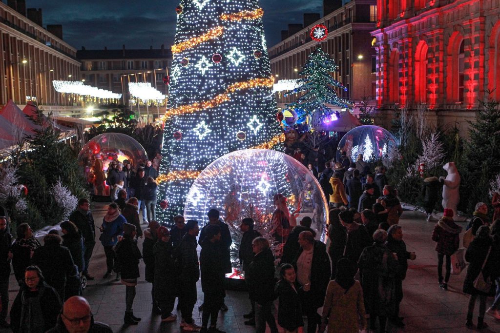 Árbol de Navidad gigante adorno medio abierto con gente dentro en amiens