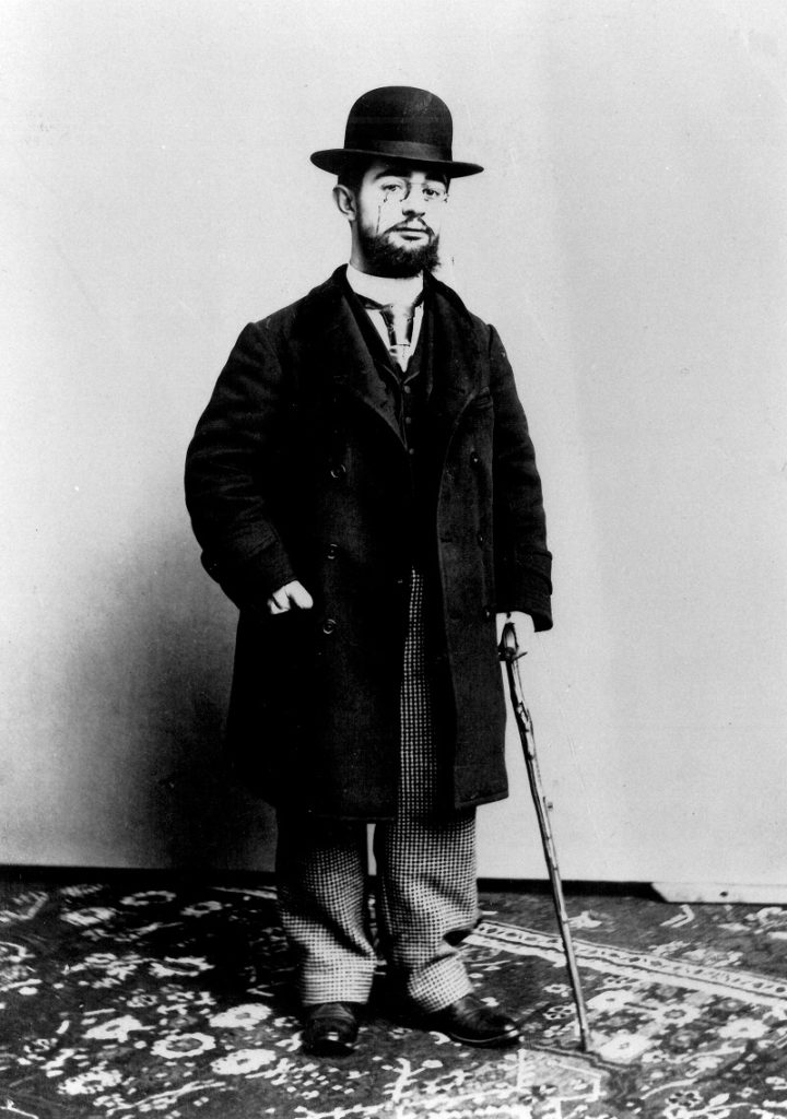 Fotografía en blanco y negro de Toulouse-Lautrec en 1892 con bombín, casaca negra y bastón