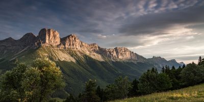 Rocas grandes e irregulares en el fondo con colinas ondulantes debajo y profundos barrancos