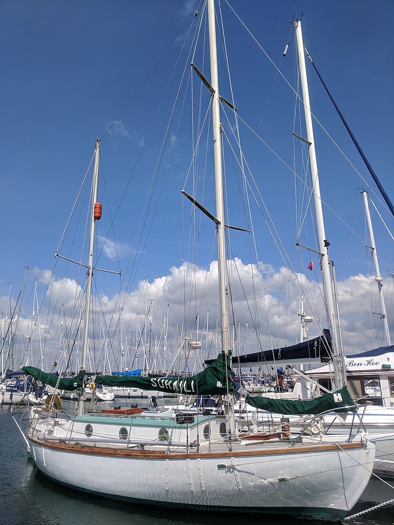 El ketch de tres mástiles Suhaili de Robin Knox-Johnston se muestra contra las nubes y el cielo azul