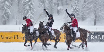 30º partido de polo de St Moritz en la nieve Polo ~Ralph Lauren vs Cartier. Tres jugadores sobre ponis galopando por la nieve con palos levantados