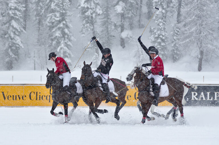 30º partido de polo de St Moritz en la nieve Polo ~Ralph Lauren vs Cartier. Tres jugadores sobre ponis galopando por la nieve con palos levantados