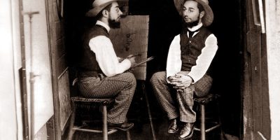 Fotografía en blanco y negro de Guilbert de Toulouse-Lautrec pintándose a sí mismo titulada Mr Toulouse pinta a Mr Lautrec