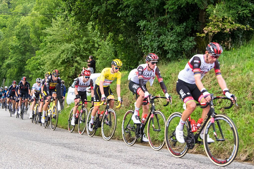 Tour de Francia 2021 que muestra a 5 ciclistas colgados en la carretera