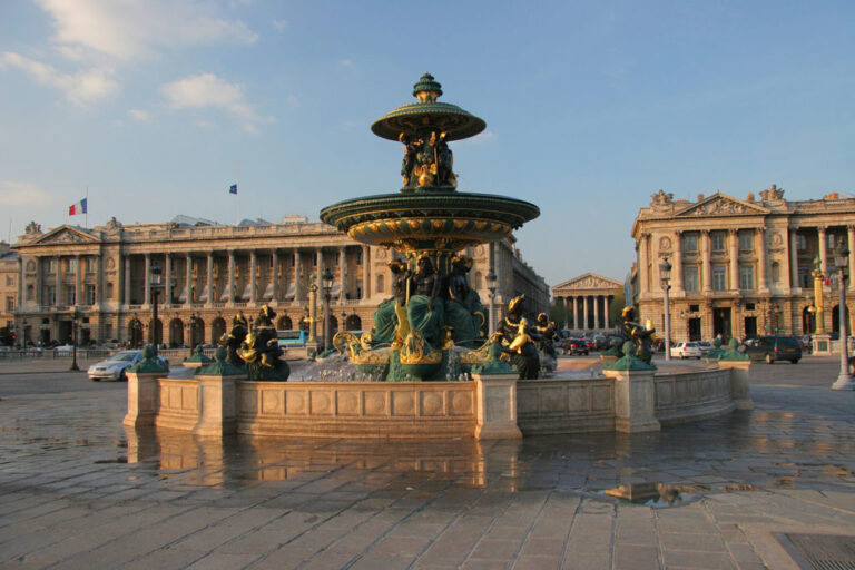 Place de la Concorde en París con una fuente ornamentada en primer plano y edificios neoclásicos del siglo XIX detrás