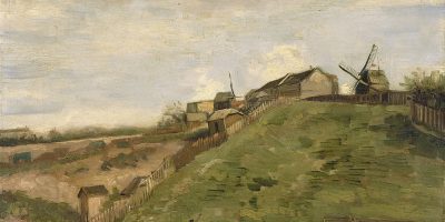 Van Gogh: vista de la cima de la colina de Montmartre que muestra una colina con un molino de viento en la parte superior, una colina cubierta de hierba que conduce a un molino nudoso con una apariencia rústica