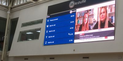 El tablero de mensajes electrónicos de Eurotunnel que le indica los horarios de embarque para todos los trenes