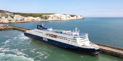 El nuevo ferry Cote d'Opale DFDS atracó cerca de los acantilados blancos de Dover detrás