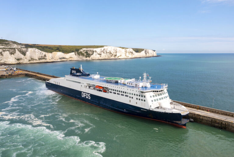 El nuevo ferry Cote d'Opale DFDS atracó cerca de los acantilados blancos de Dover detrás