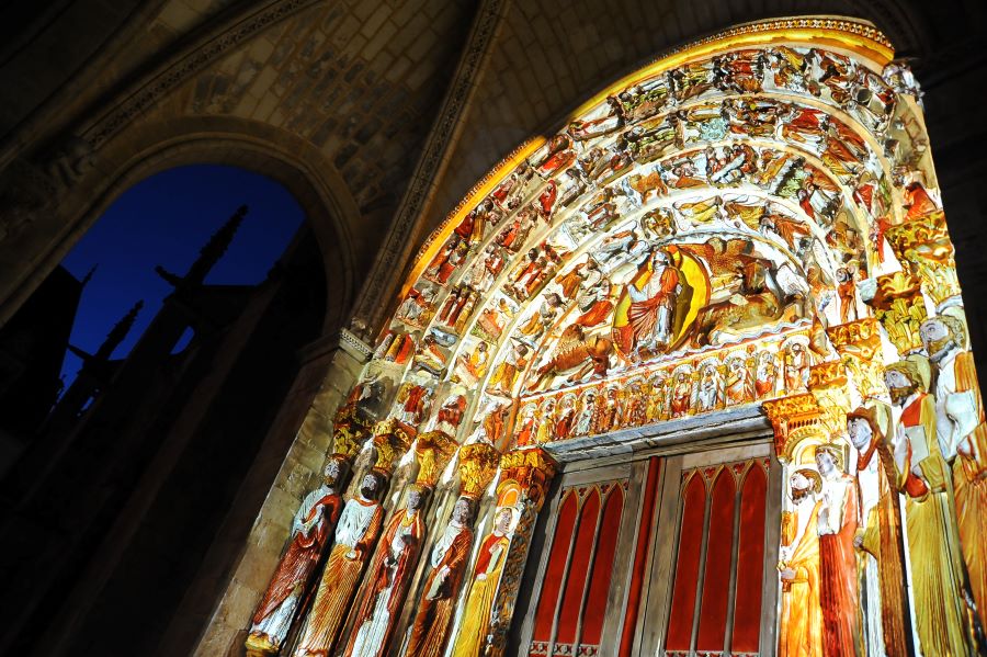 Entrada de Le Mans a la catedral por la noche iluminada con imágenes coloridas